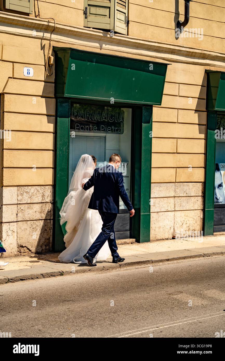 Ein Brautpaar Läuft Durch Die Straßen Von Verona Stockfoto