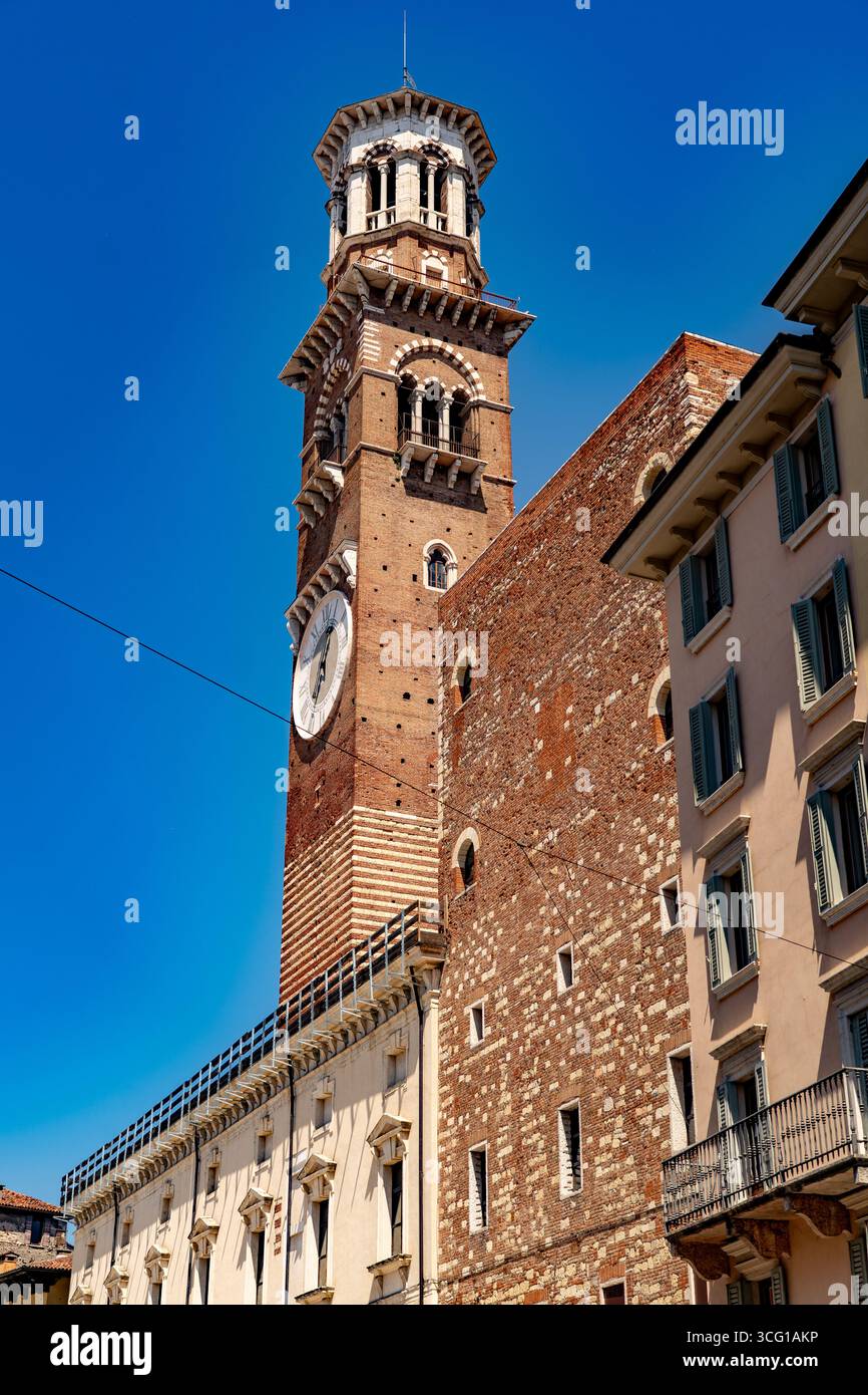 Torre dei Lamberti Uhrenturm in der Altstadt von Verona Stockfoto