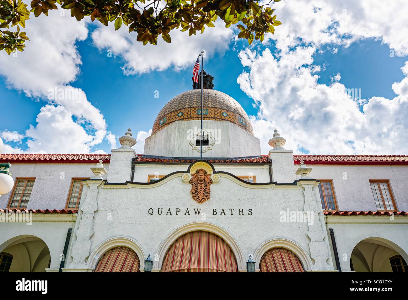 Hot Springs, Arkansas - 14. September 2021: Die Quapaw Baths bieten Spa-Services, Thermalbäder und Dampfhöhlen im historischen spanischen Kolonialstil Stockfoto