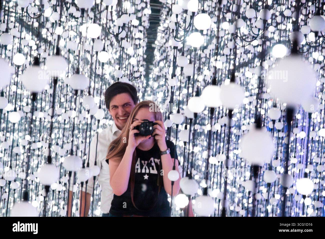Aufnahmen von Momenten in einer blendenden Lichtinstallation Stockfoto