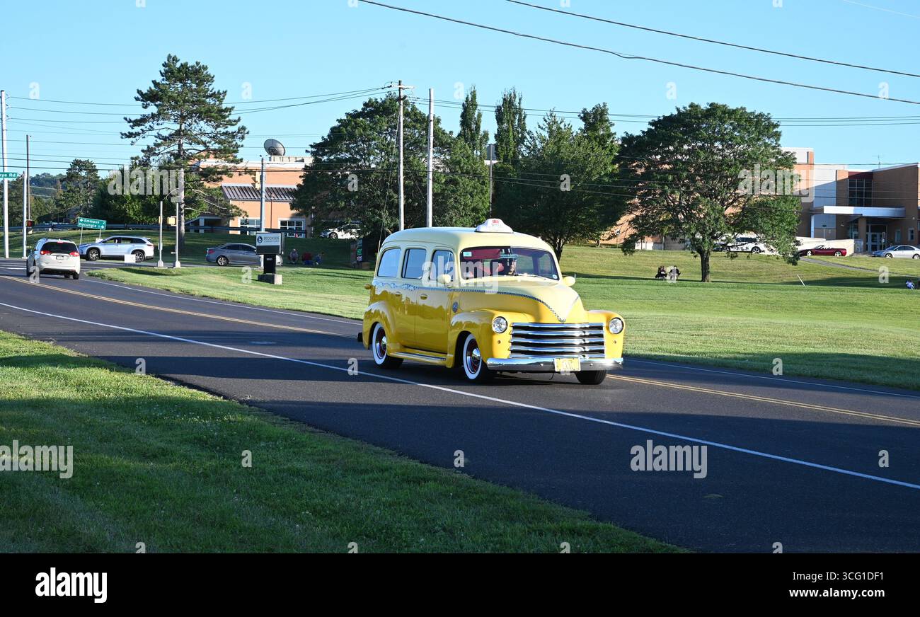 Ein Fahrzeug der 50er Jahre, das in Macungie Pa auf den Rädern der Zeitparade vorbeifährt. Stockfoto