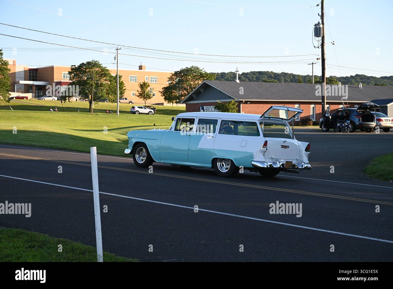 Vintage-Kombi, der auf den Rädern der Zeitparade in Macungie Pa vorbeifährt. Stockfoto