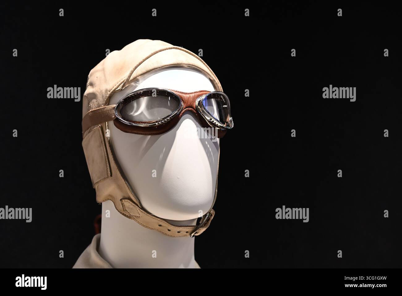 Lederkappe und Schutzbrille - Matthew Goode (als Henry Talbot) - Downton Abbey The Auction - Bonhams, London Stockfoto