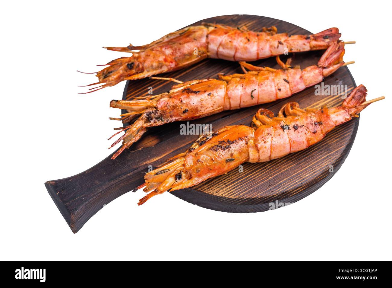 Spieße mit gegrillten roten argentinischen Garnelen Langostino Austral isoliert auf weißem Hintergrund. Draufsicht. Stockfoto