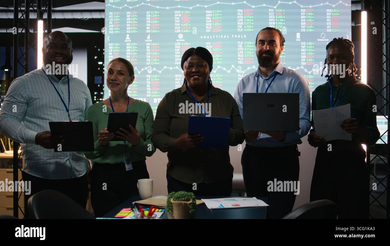 Porträt verschiedener Geschäftskollegen, die monatliche Erkenntnisse und Leistungsindikatoren im Unternehmen überprüfen. Mitarbeiter, die Bewertungen durchführen und Ideen für die Zielsetzung austauschen. Kamera A.. Stockfoto