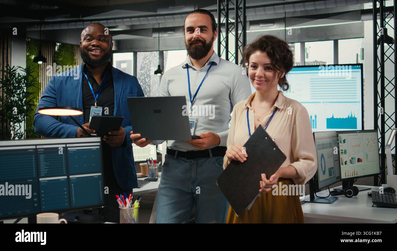 Porträt multiethnischer Mitarbeiter arbeiten mit Leistungskennzahlen und High-Tech-Technologien zusammen und richten Geschäftsstrategien und -Ziele aus, um Ergebnisse und Erfolg innerhalb eines multinationalen Unternehmens zu fördern. Stockfoto