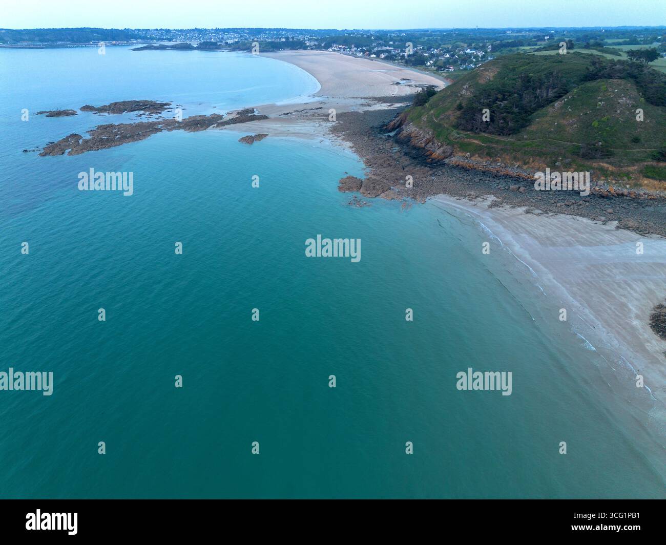 Abwechslungsreiche Küstenlandschaft mit feinen Sandstränden und zerklüfteten Klippen, Blick aus der Vogelperspektive, Frankreich, Bretagne, Erquy Stockfoto