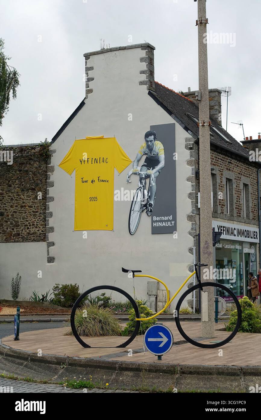Gelbes Trikot und Bild von Radsportlegende Bernard Hinault an einer Wand in seiner Heimatstadt Frankreich, Bretagne, Yffiniac Stockfoto