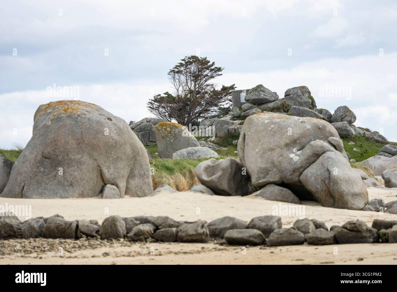 Granitfelsen am Strand, Frankreich, Bretagne, Baie de Kernic, Plouescat Stockfoto