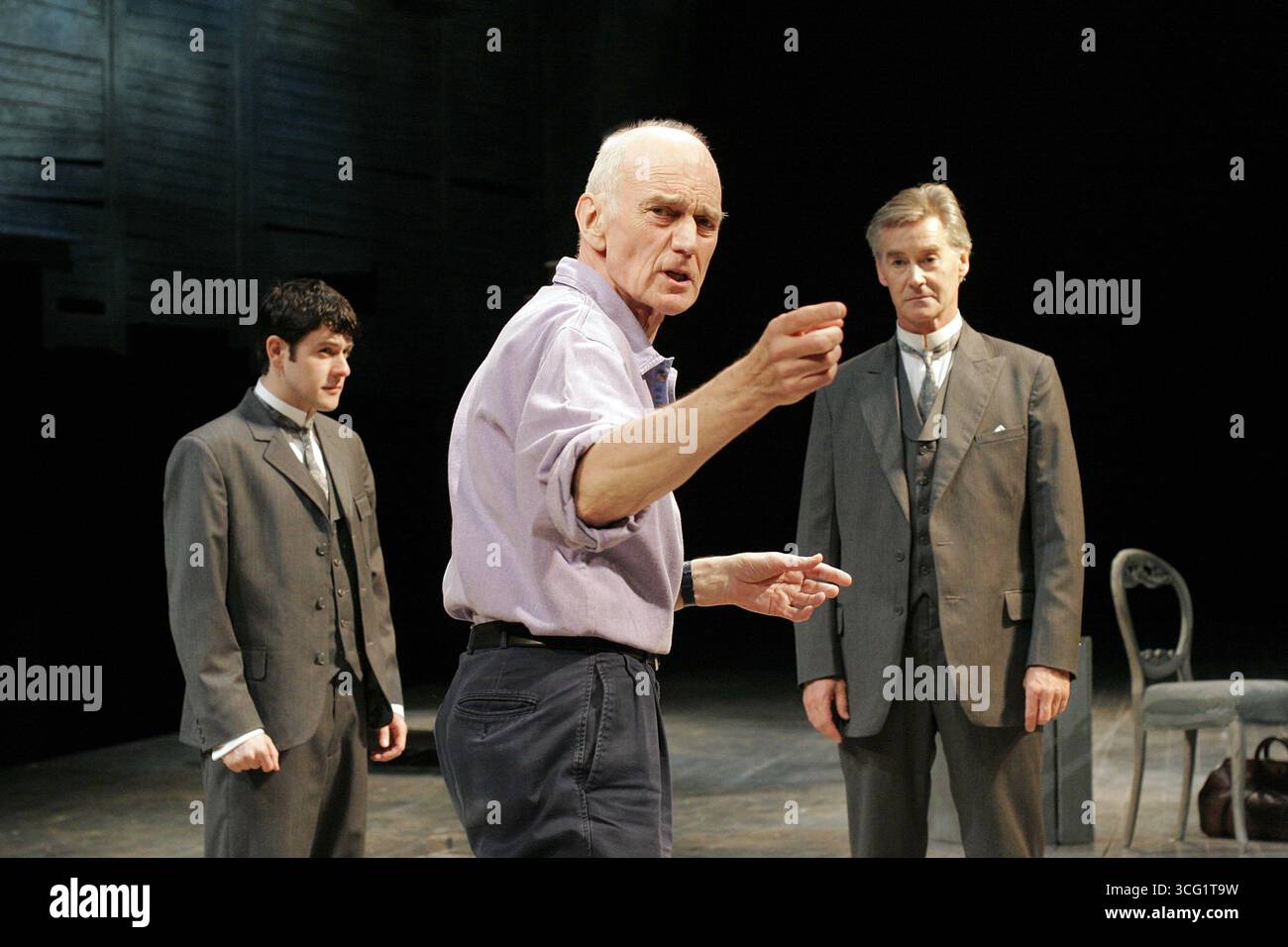 Mitte: Giles Havergal (Regisseur) mit (links) Mark Rice-Oxley (David Copperfield #2), (rechts) Rupert Frazer (David Copperfield #1) bei einem Pressefoto für DAVID COPPERFIELD von Charles Dickens im West Yorkshire Playhouse, Leeds, England 05/2005 adaptiert und Regie von Giles Havergal Stockfoto