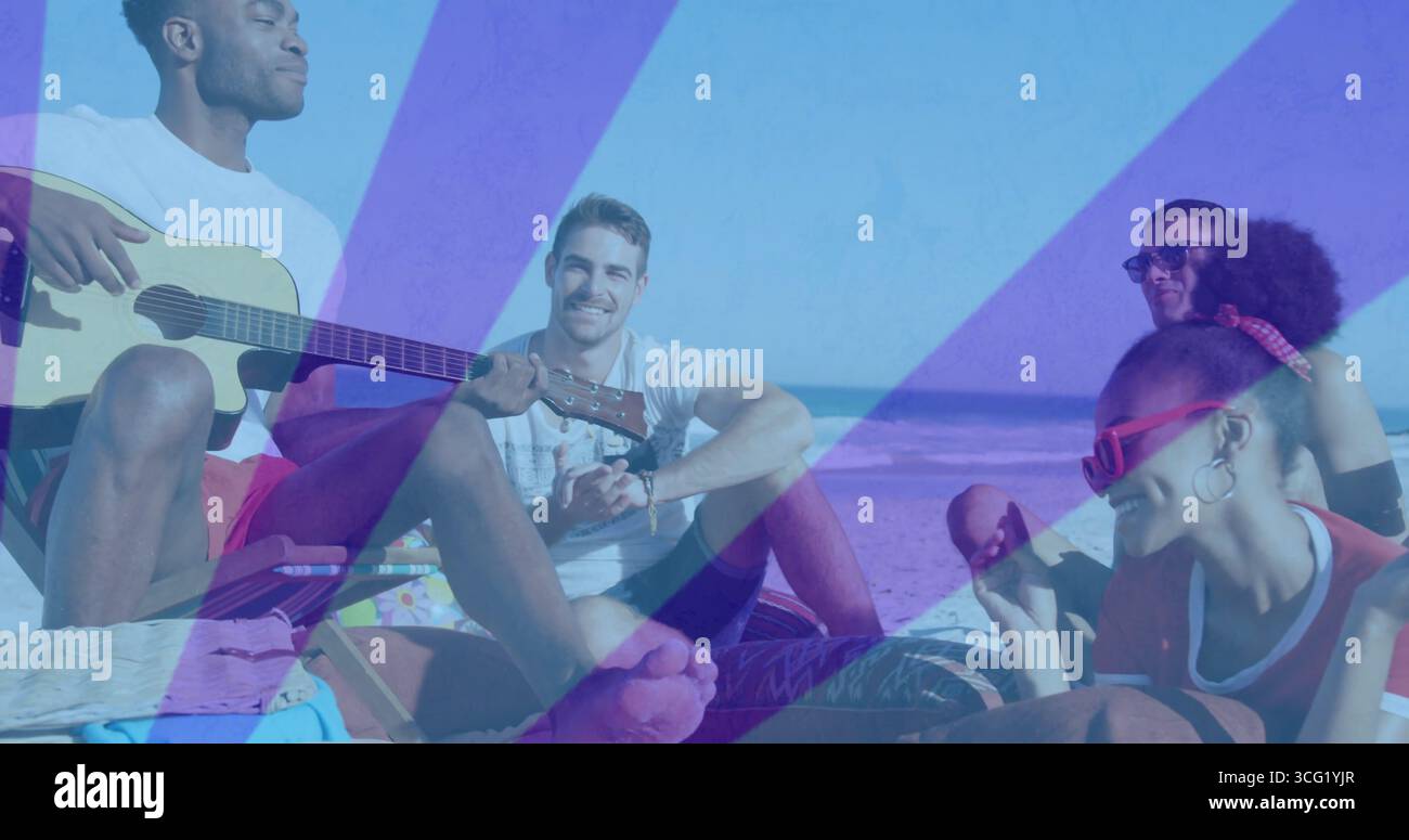 Akustikgitarre, fünf Freunde sitzen am Strand, halten Eis und Sonnenbrille Stockfoto