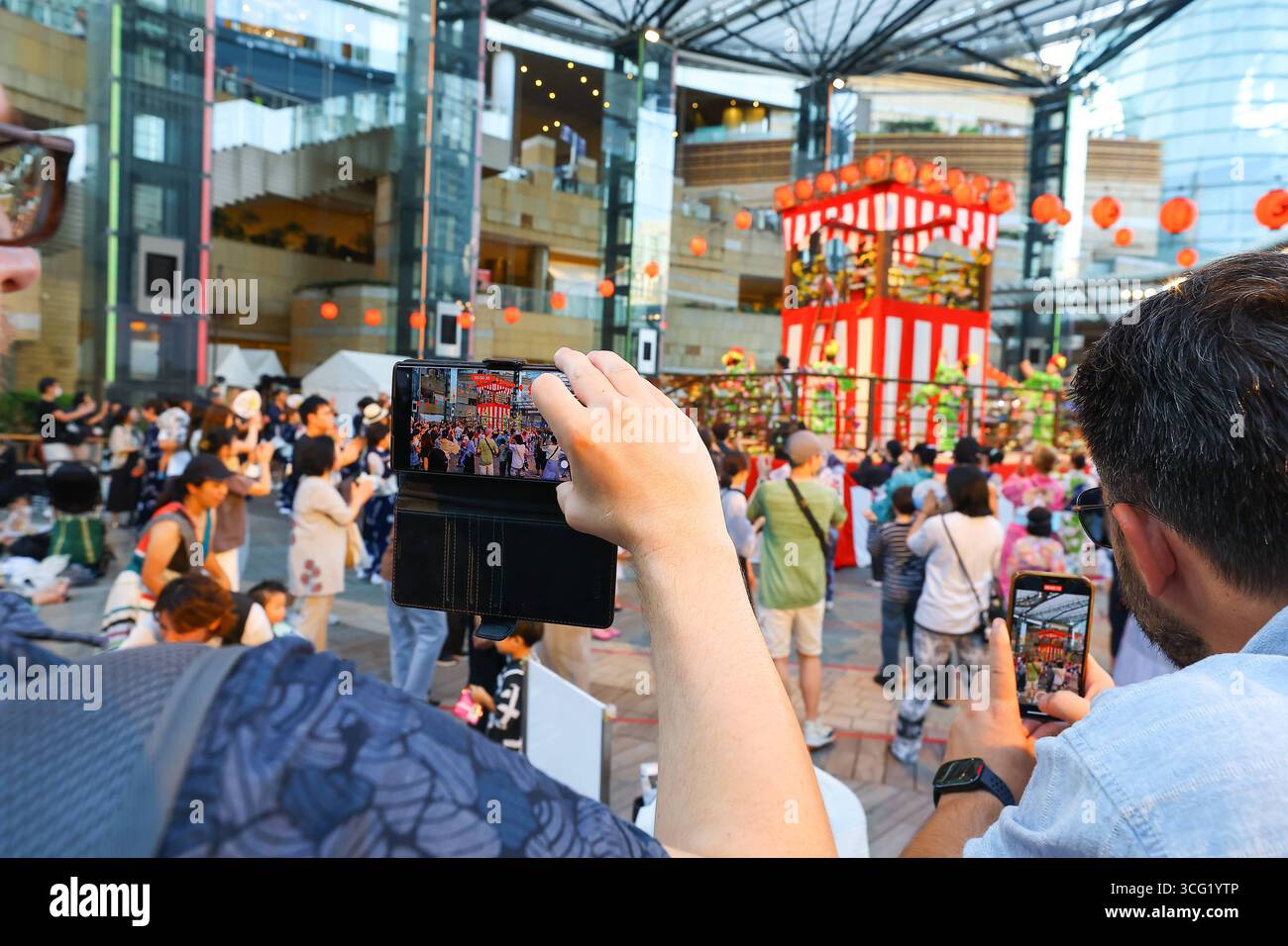 Roppongi Hills Bon Odori 2025 -JPN- 24. August 2025, Bon Odori in Roppongi Hills, Minato Ward, Tokio. Ist eines der japanischen Festivals. Es handelt sich um einen Tanz, der während der Bogenfestzeit zum Gedenken an die Toten gespielt wird. Tokio Japan Copyright: XKazukixOISHIx Stockfoto