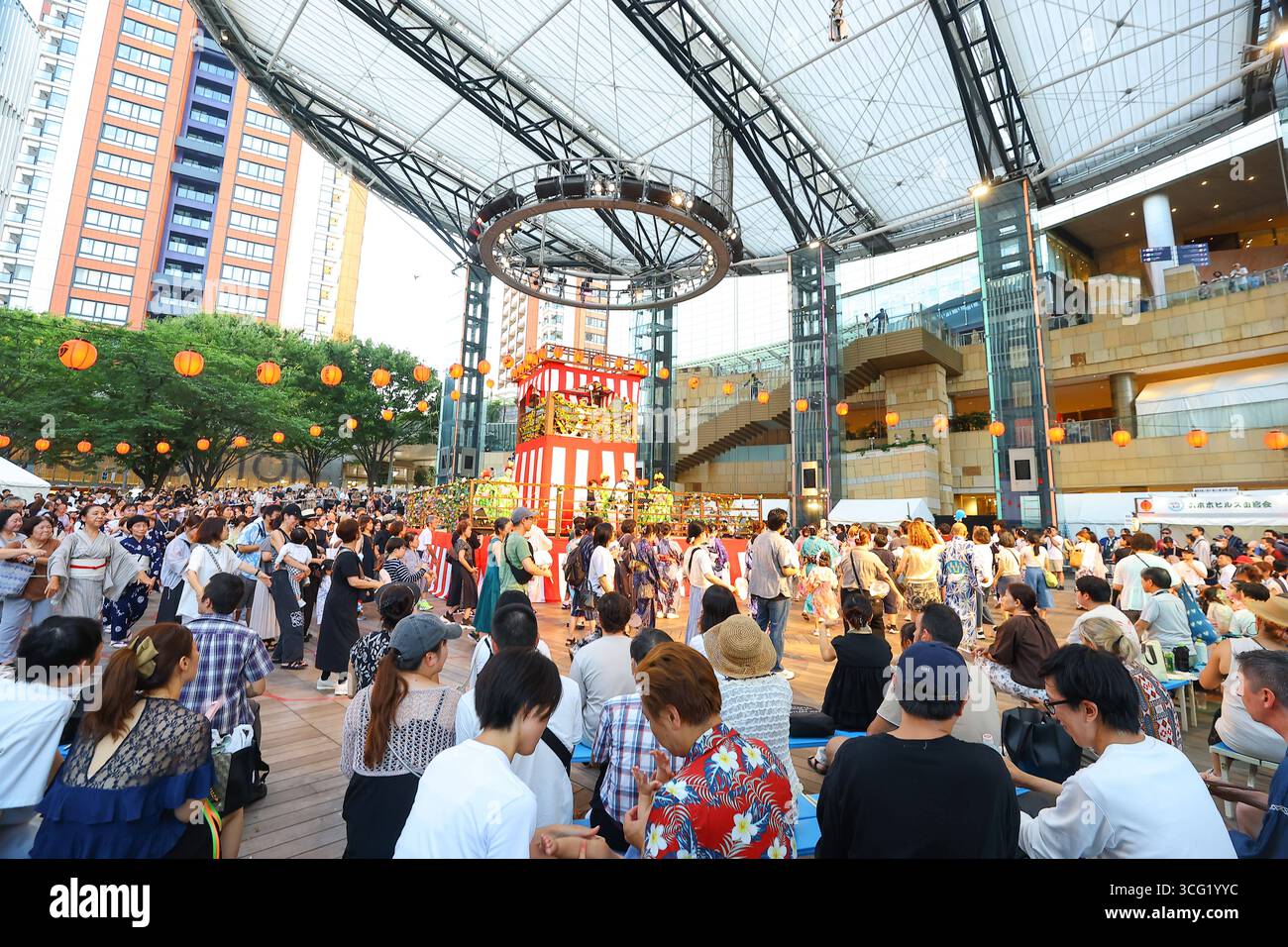 Roppongi Hills Bon Odori 2025 -JPN- 24. August 2025, Bon Odori in Roppongi Hills, Minato Ward, Tokio. Ist eines der japanischen Festivals. Es handelt sich um einen Tanz, der während der Bogenfestzeit zum Gedenken an die Toten gespielt wird. Tokio Japan Copyright: XKazukixOISHIx Stockfoto