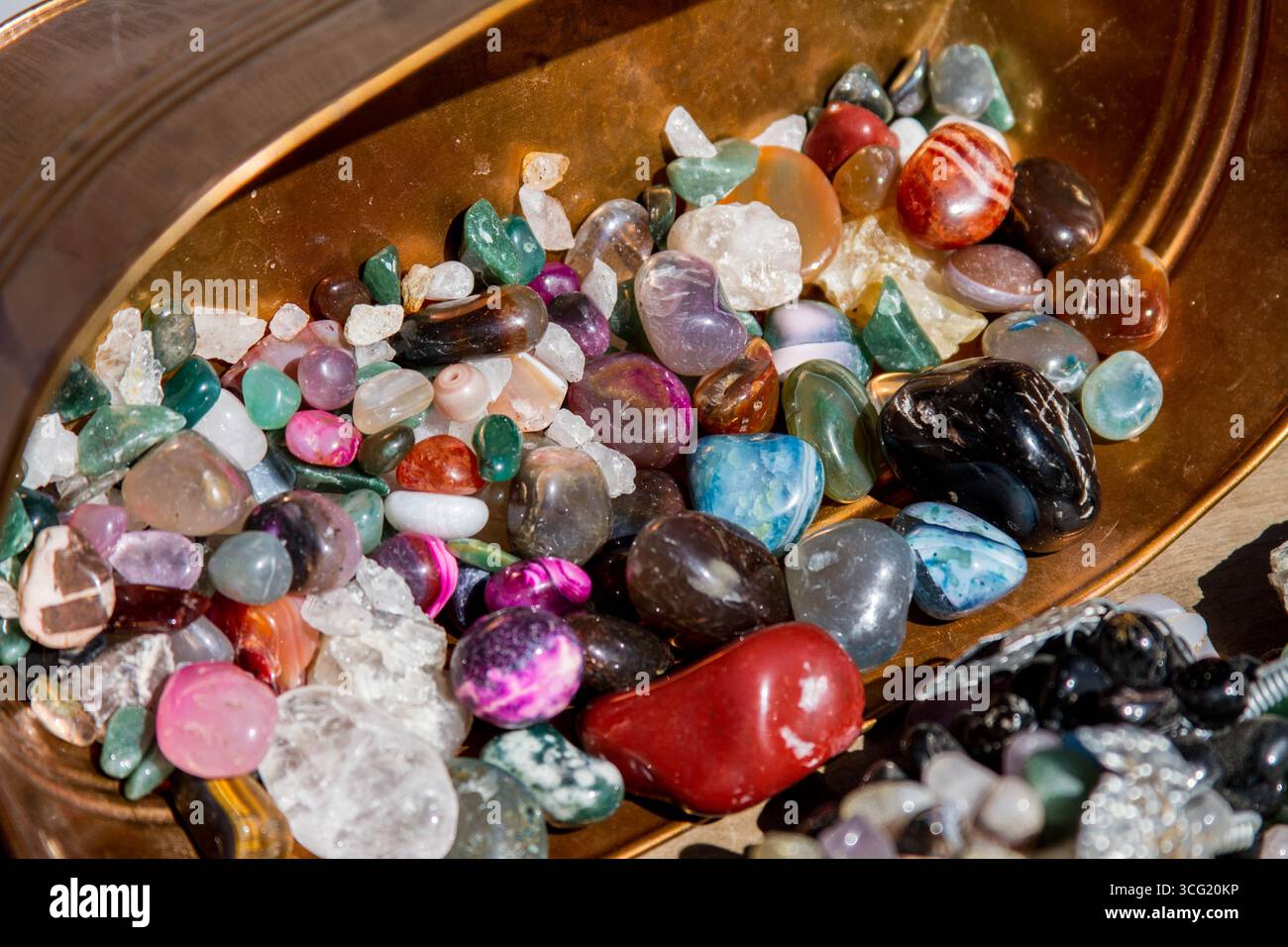 Sammlung von bunten Halbedelsteinen und Kristallen Stockfoto