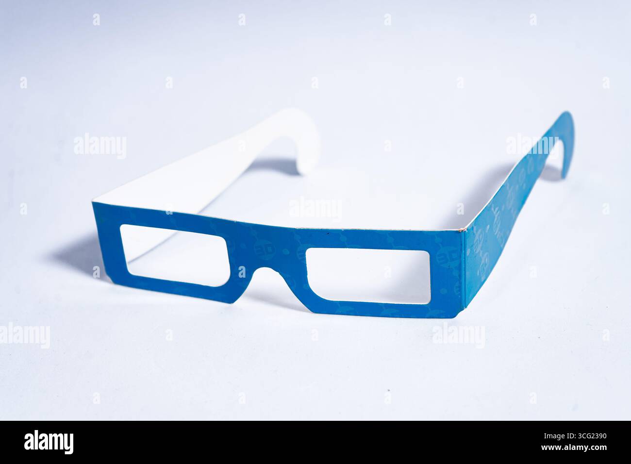 Cyan- und weiße Anaglyphen-3D-Brillen liegen auf einer weißen Oberfläche und sind bereit für die Anzeige stereoskopischer Bilder und Filme Stockfoto