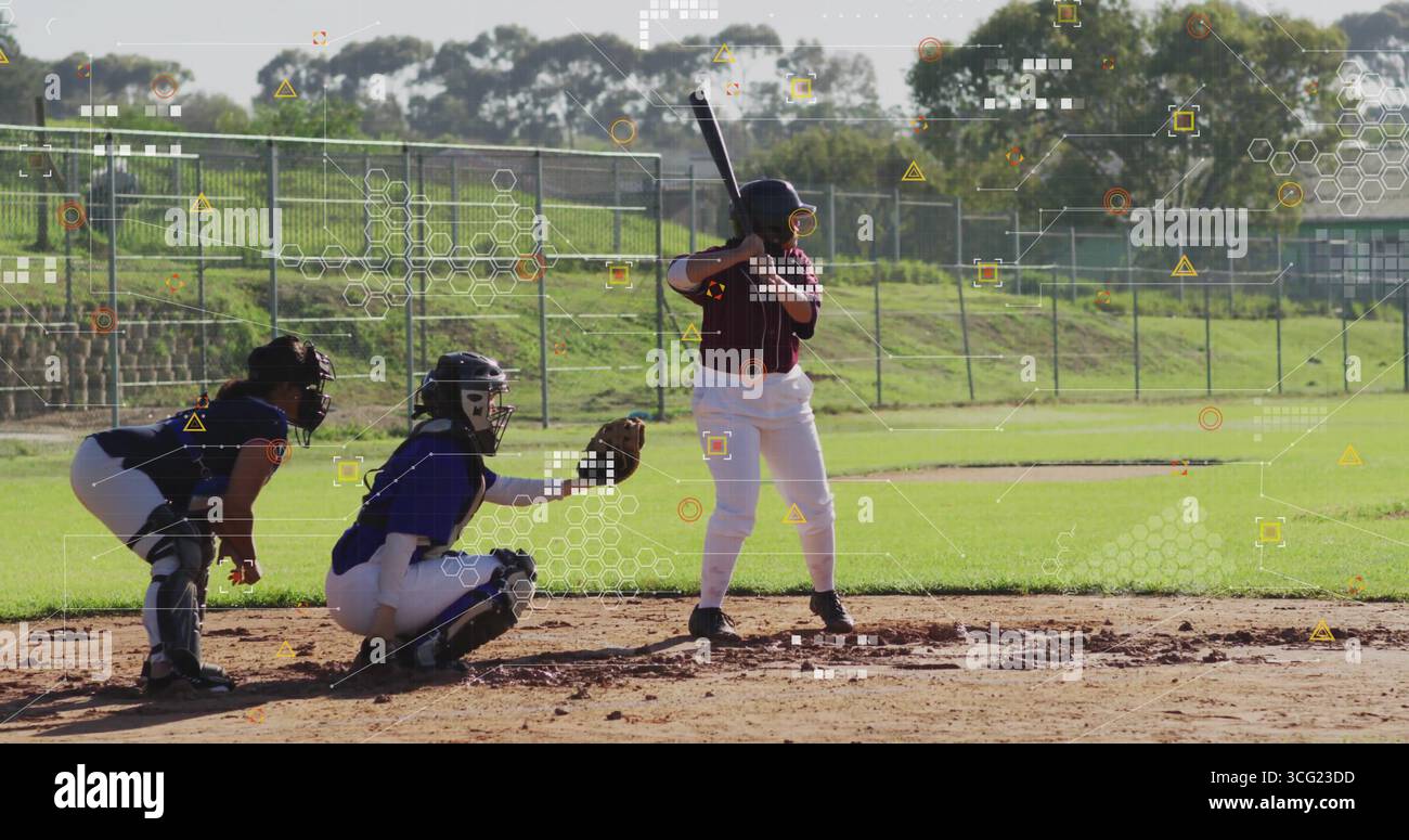 Der Schläger, der die Schaukel auf der Heimplatte auf dem Softballfeld vorbereitet, wobei der Fänger einen Handschuh trägt Stockfoto