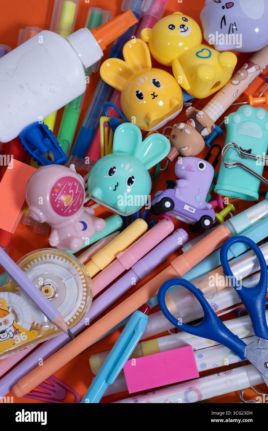 Pastellfarbene Schulmaterialien schaffen einen lebendigen Hintergrund, perfekt für Bildungsprojekte Stockfoto