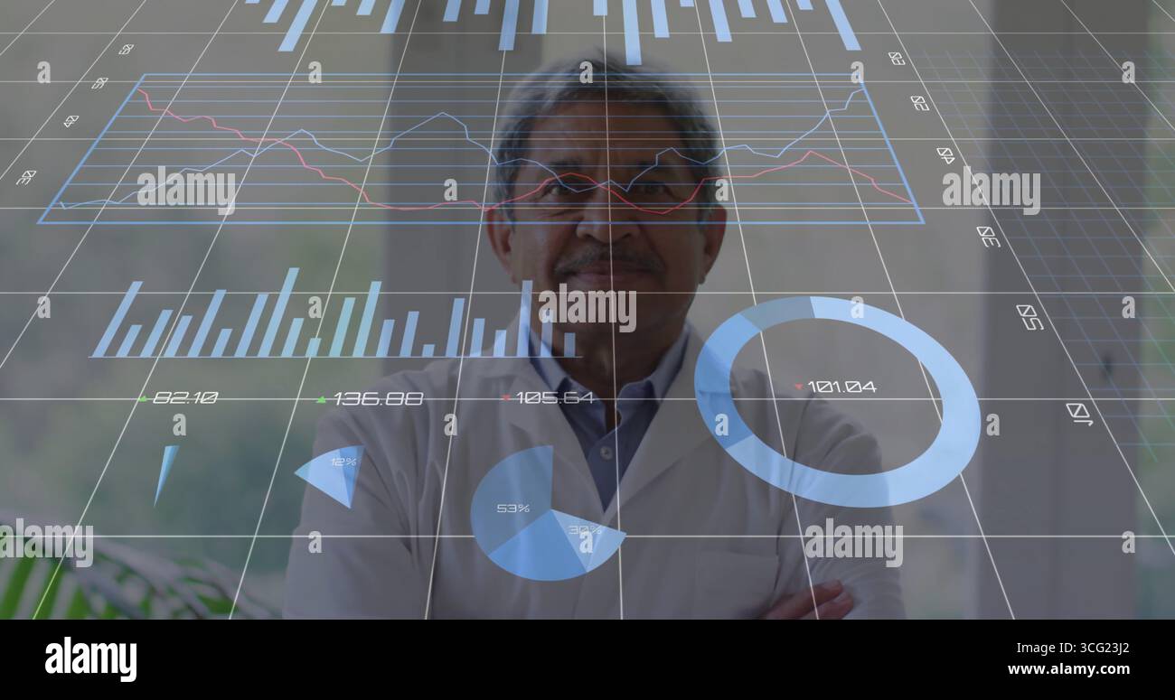 Leitender Forscher im weißen Laborkittel, der holographische Diagramme und Diagramme im Büro ansieht, mit Pflanzen Stockfoto