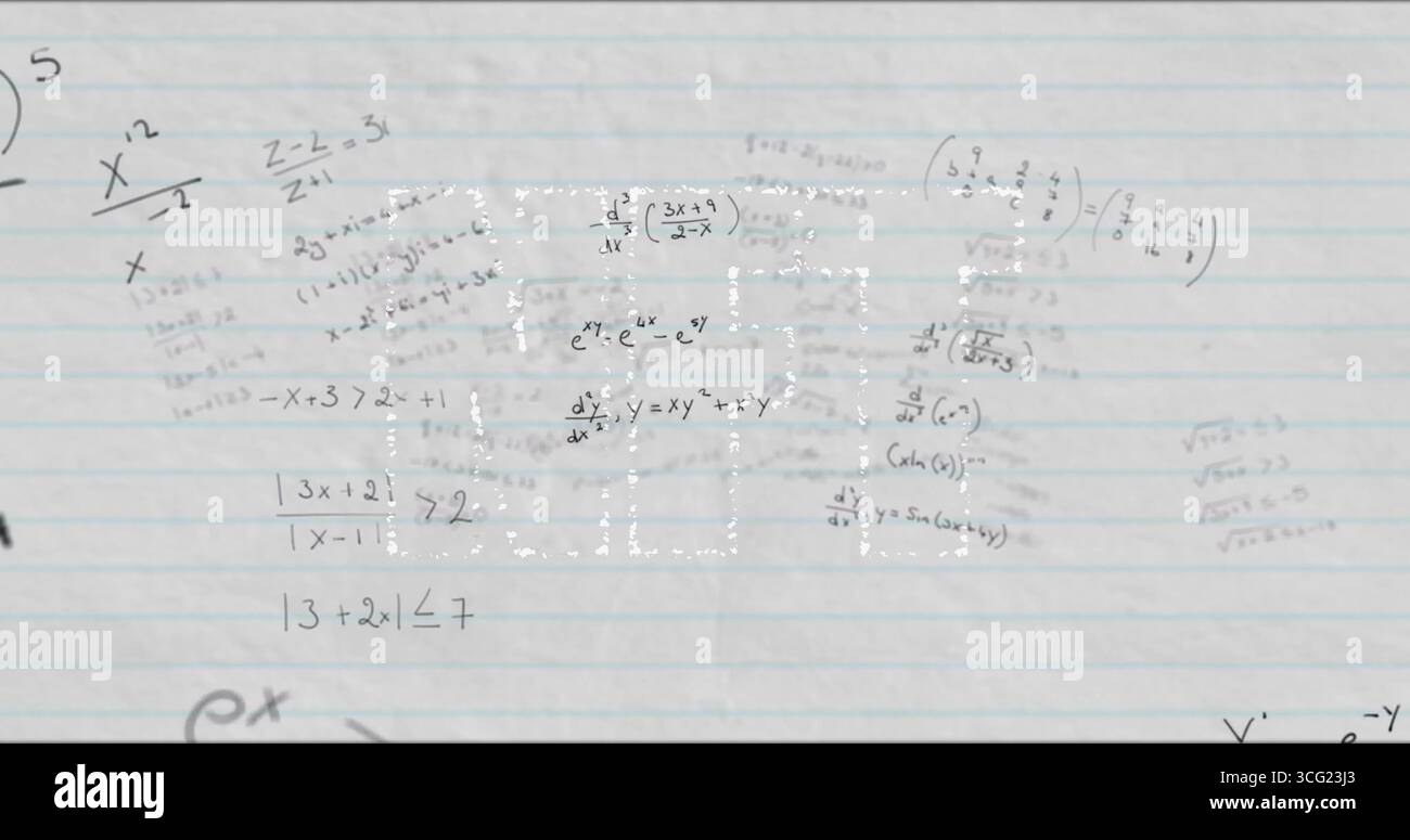 Auf dem Schreibtisch liegendes liniertes Notizbuch mit Bleistift geschriebenen Algebra- und Kalkül-Formeln Stockfoto