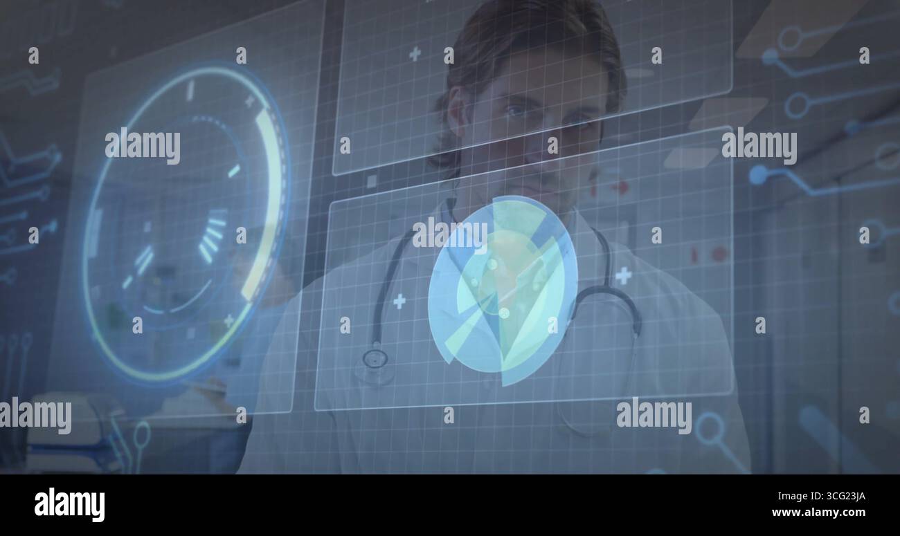 Arzt untersucht holographischen Bildschirm im klinischen Labor mit Stethoskop und Fadenkreuzmarkern Stockfoto