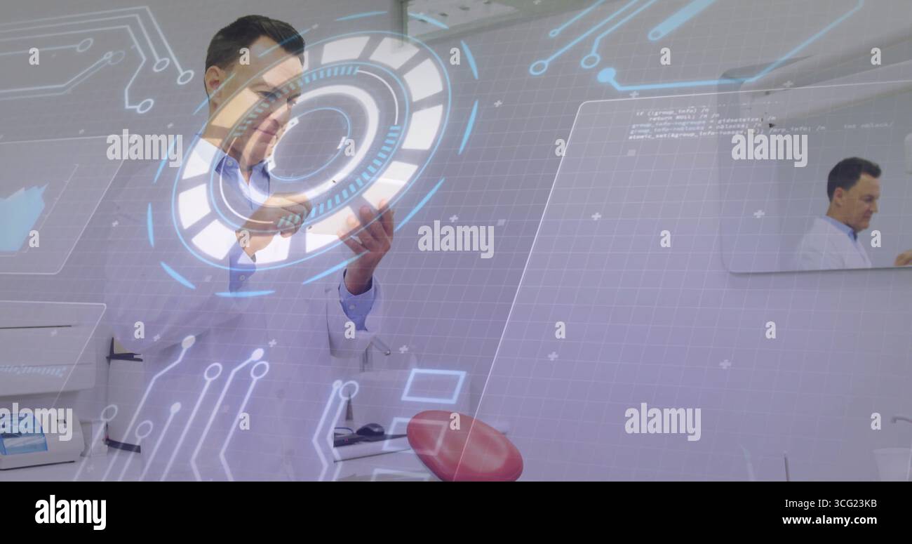 Erweiterter Forscher mit Labormantel, der holographische Schnittstelle im Labor manipuliert, mit rotem Stuhl Stockfoto