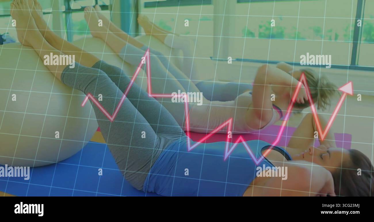 Sportliche Frauen tragen Crunches auf Stabilitätsbällen im Fitnessstudio, mit rosa Grafik Stockfoto