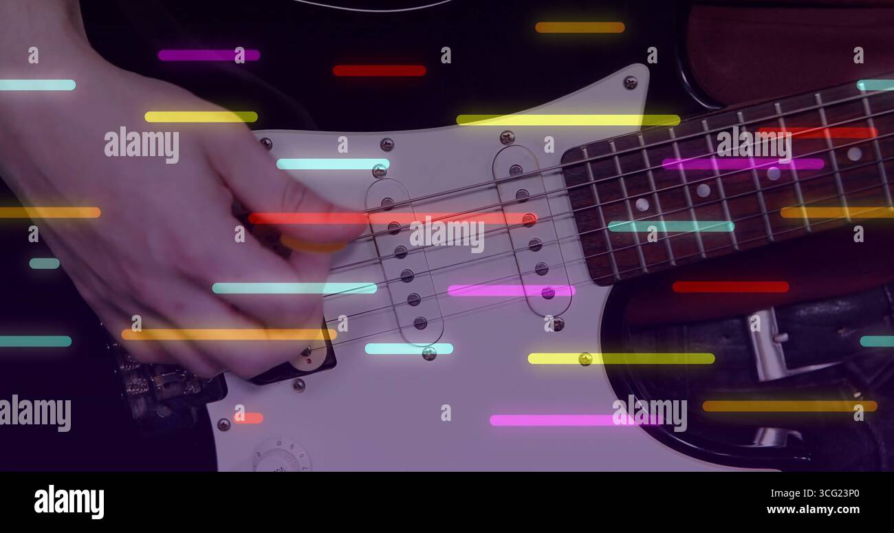 Die rechte Hand des Musikers spielt weiße E-Gitarre im Musikstudio, mit farbigen Balken Stockfoto