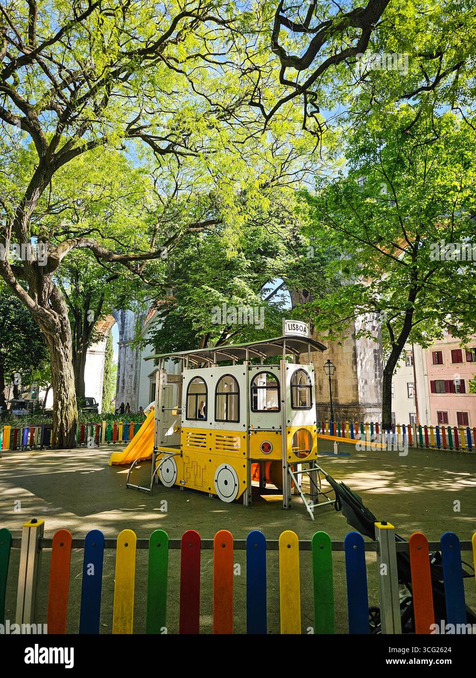 Spielplatz mit Tram-förmigem Spielhaus in Jardim das Amoreiras - Lissabon, Portugal Stockfoto