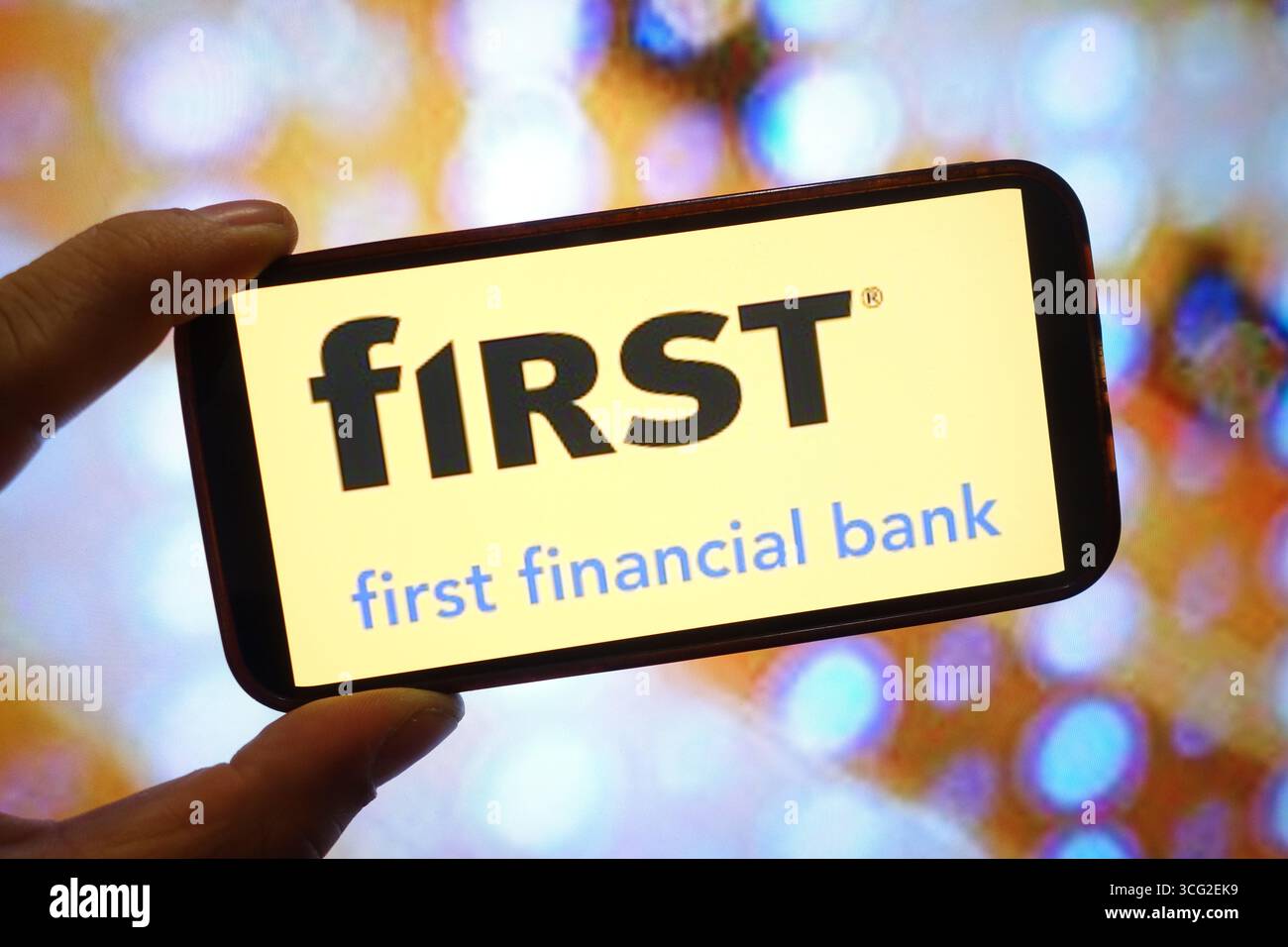 Polen. August 2025. In dieser Abbildung ist ein First Financial Bank-Firmenlogo auf einem Smartphone-Bildschirm zu sehen. (Foto: Piotr SWAT/SOPA Images/SIPA USA) *** ausschließlich für redaktionelle Nachrichten *** Credit: SIPA USA/Alamy Live News Stockfoto