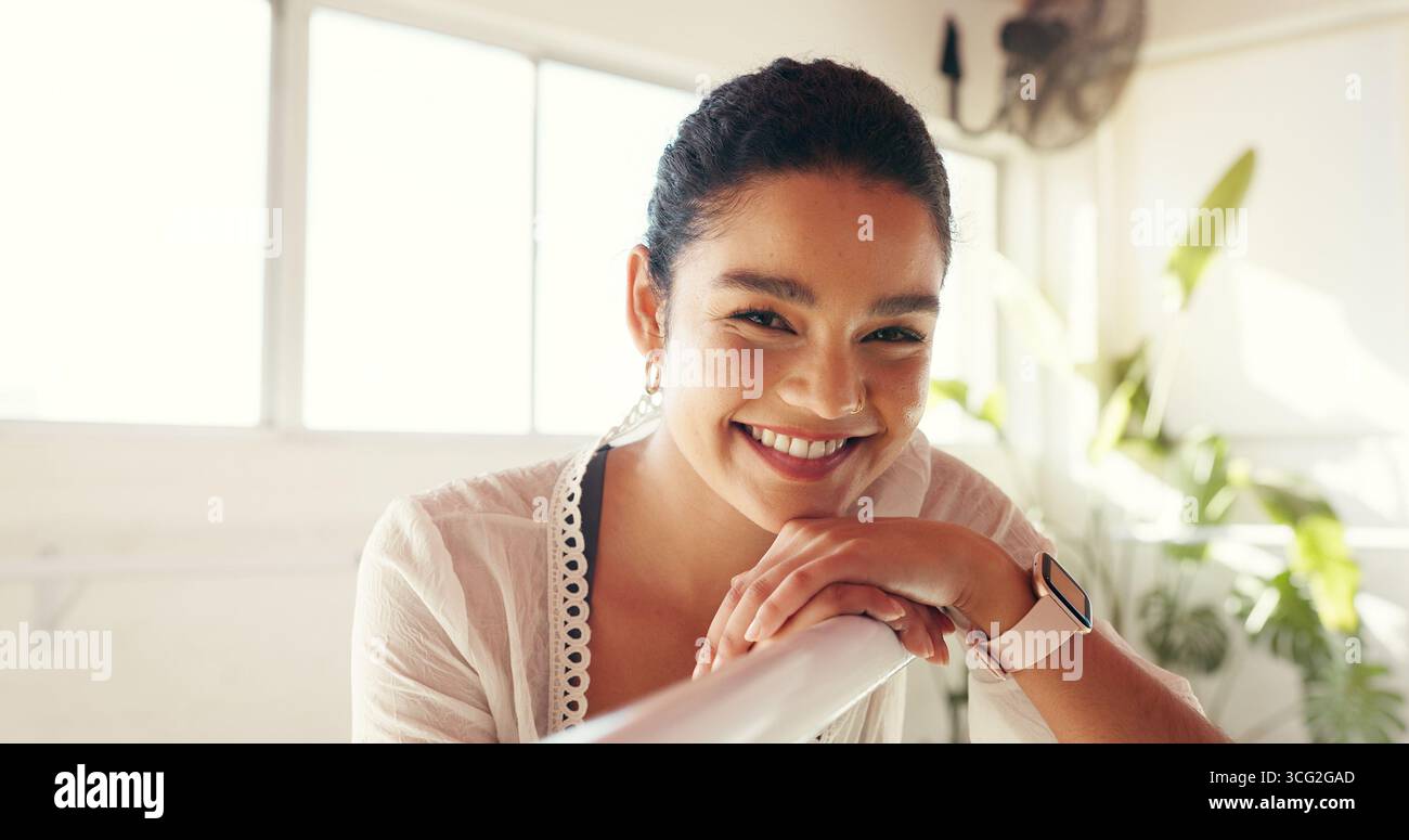 Happy, Ballett und Porträt einer Frau mit Barre im Studio für Training, Choreographie und Praxis. Ballerina, Lächeln und Person mit Selbstvertrauen Stockfoto