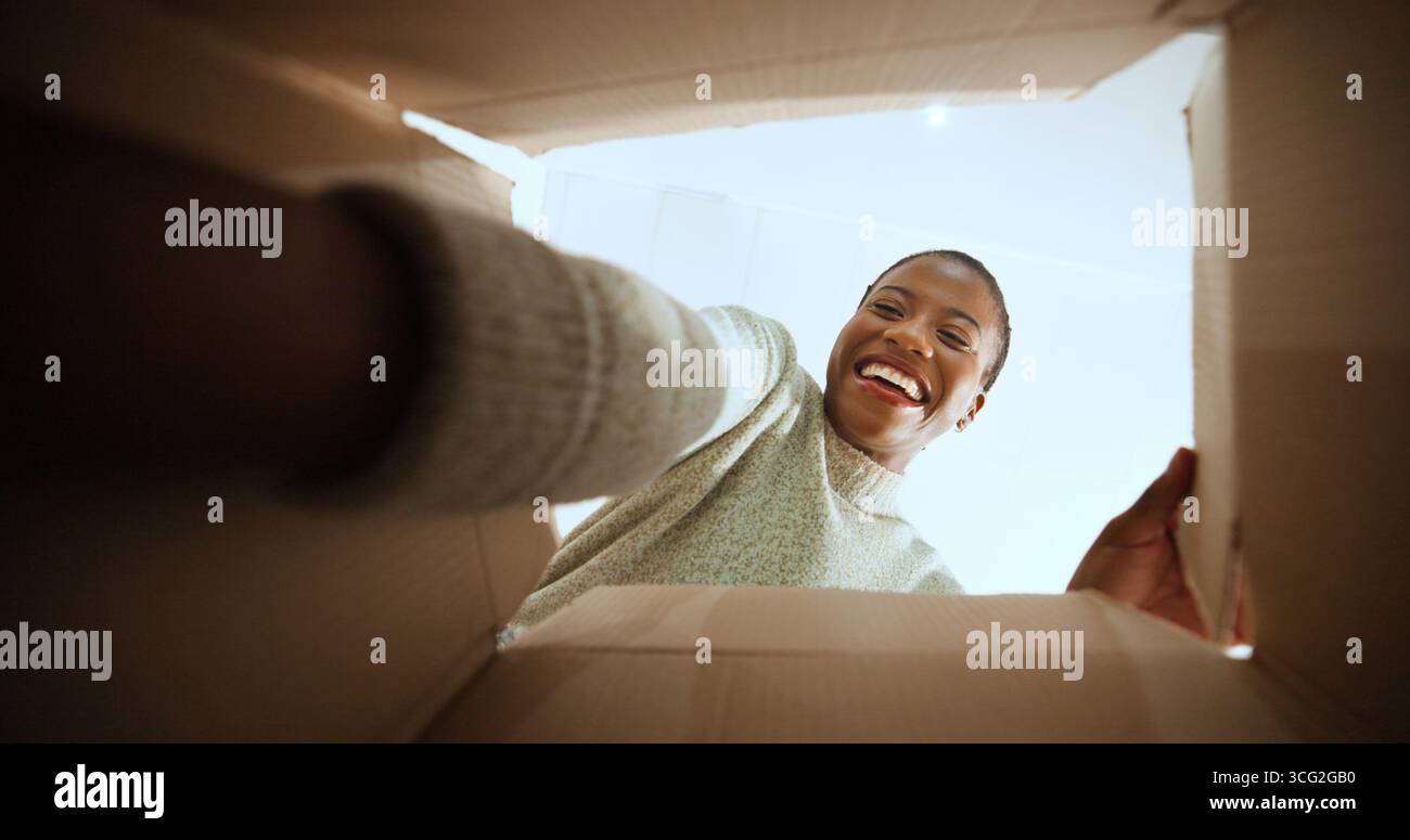 Schwarze Frau, offene Box und zufrieden mit POV zu Hause, Low Angle oder E-Commerce für Produkt, Bestellung oder Lieferung. Person, aufgeregt und lächelt mit Pappe Stockfoto
