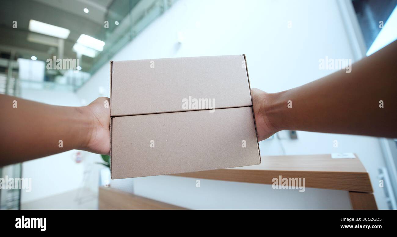 POV, Hände und Kurier mit Kartons für Lieferung, Versand und Logistik mit Verteilung im Büro. Paket, Bestellung und Person mit E-Commerce-Service Stockfoto