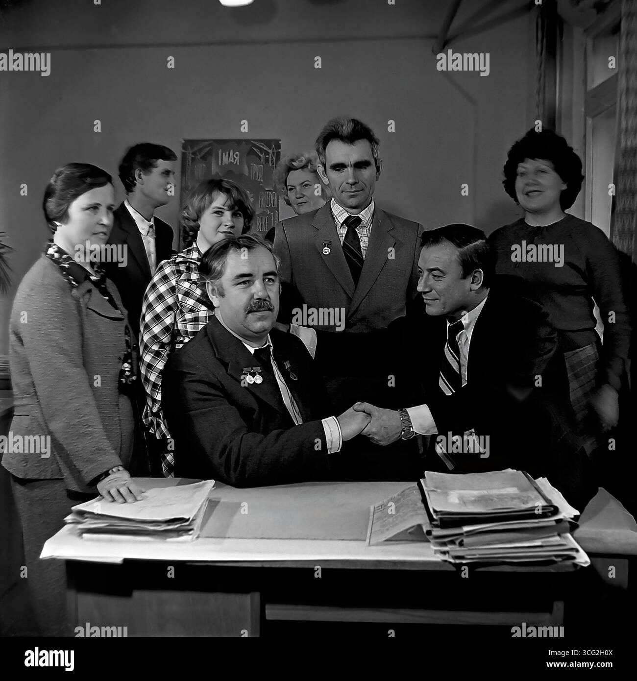 Archivfotos aus dem Büro des gewerkschaftskomitees im Werk Khimprom in Sloviansk, 1984, mit einem Neujahrsgruppenporträt und einer Preisverleihung für den Vorsitzenden als Symbol des friedlichen Verwaltungs- und Gesellschaftslebens in der UdSSR Stockfoto