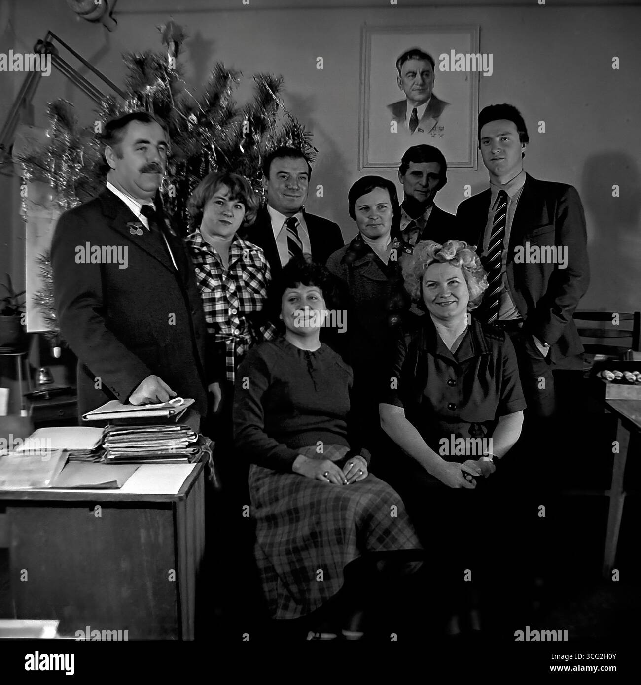 Archivfotos aus dem Büro des gewerkschaftskomitees im Werk Khimprom in Sloviansk, 1984, mit einem Neujahrsgruppenporträt und einer Preisverleihung für den Vorsitzenden als Symbol des friedlichen Verwaltungs- und Gesellschaftslebens in der UdSSR Stockfoto
