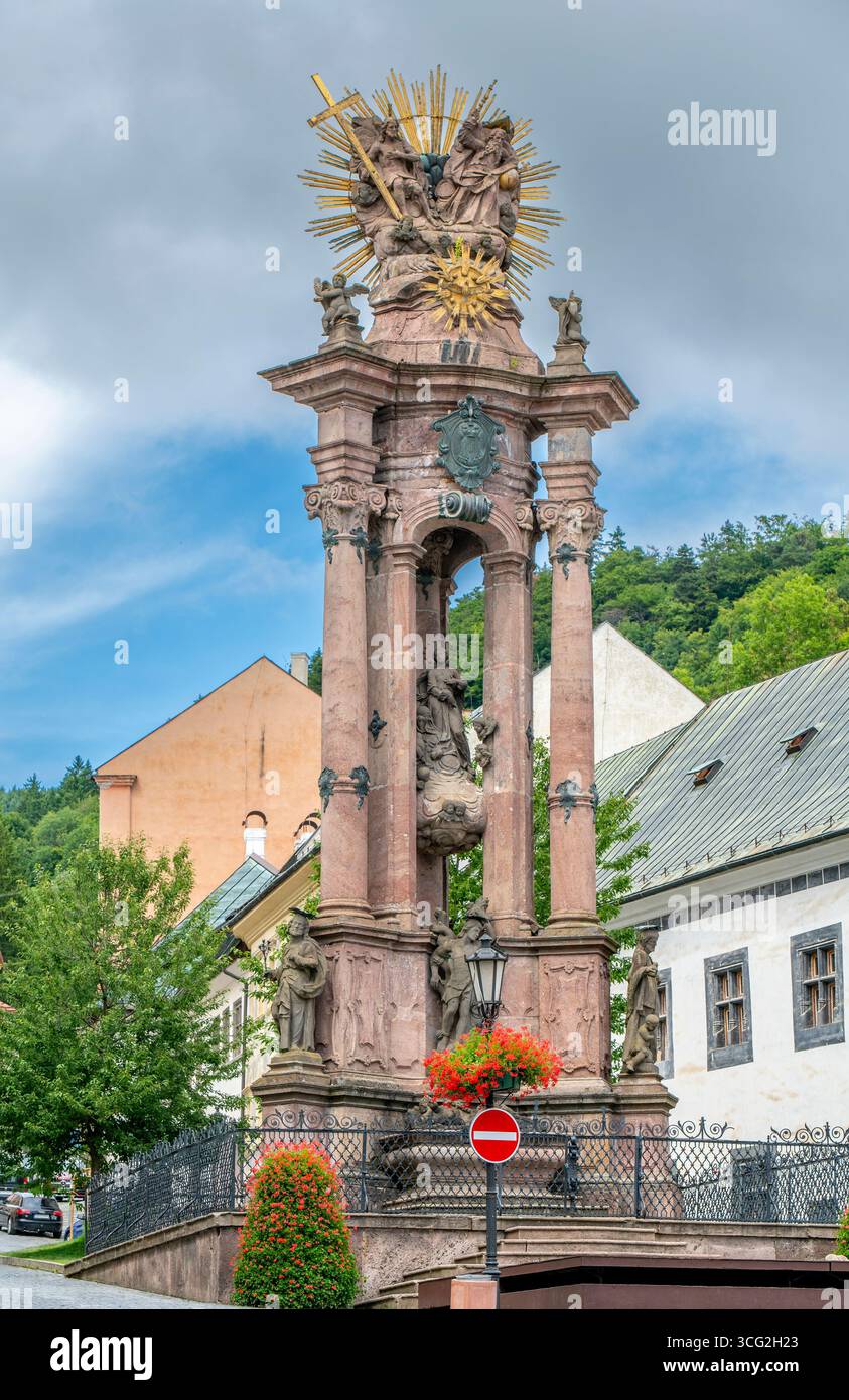Die Pestsäule am historischen Dreifaltigkeitsplatz in Banska Stiavnica. Slowakei. Unesco-Weltkulturerbe. Stockfoto
