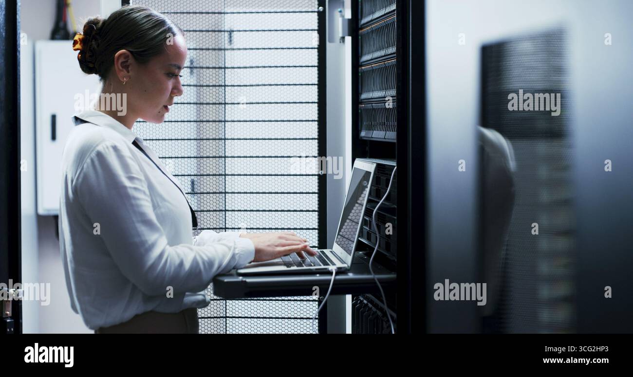 Laptop, Tippdienst und Frau im Serverraum für Cybersicherheit, Netzwerkwartung oder Programmierung. Administration, Computer- und Firewall-Installation mit Stockfoto