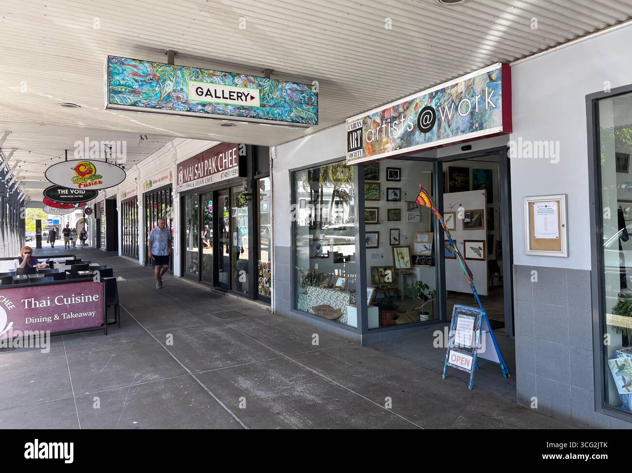 Künstler in der Werkgalerie Lake Street, Cairns, Queensland, Australien. Kein MR oder PR - Smartphone-aufgenommenes Stockfoto