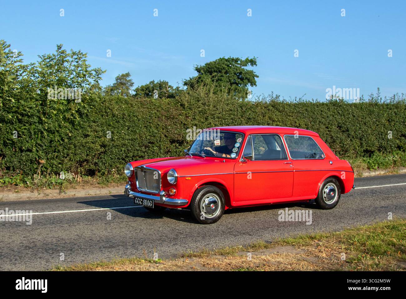 1968 60er Jahre Red MG 1300 Benzinmotor 1275 ccm, ein sportlicher Kompaktwagen mit Frontantrieb, Teil des BMC ADO16; Reise nach Congleton, Cheshire Classic Car Show, Großbritannien Stockfoto