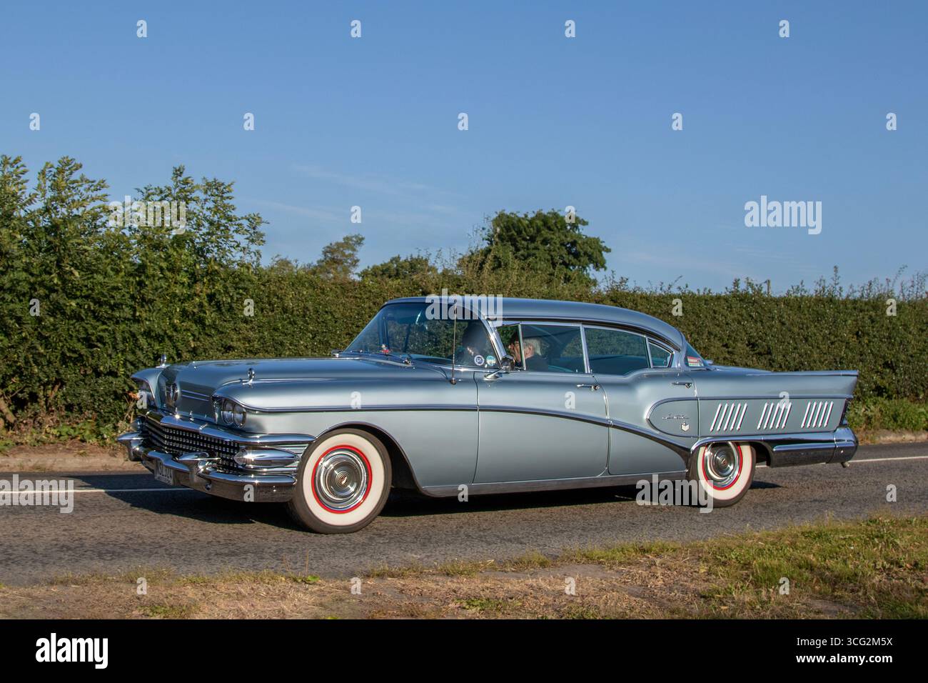 1958 50er Jahre Silver American Buick Car, 364 Kubikzoll V8-Benzinmotor 5950 ccm; Fahrt nach Congleton, Cheshire Classic Car Show, Großbritannien Stockfoto