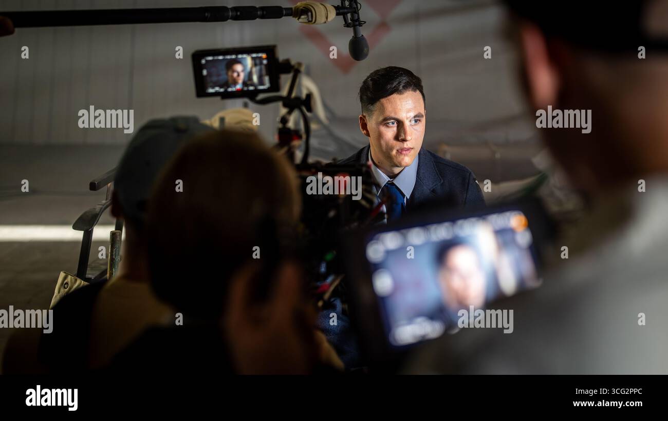 Ostrava, Tschechische Republik. August 2025. Der tschechische Schauspieler Tadeas Moravec, der während der Dreharbeiten zum Dokumentarfilm Osamely vlk (der einsame Wolf), der die Geschichte des tschechoslowakischen RAF-Piloten Josef Frantisek, am 25. August 2025 in Ostrava, Tschechien, zeigt. Quelle: Petr Sznapka/CTK Photo/Alamy Live News Stockfoto
