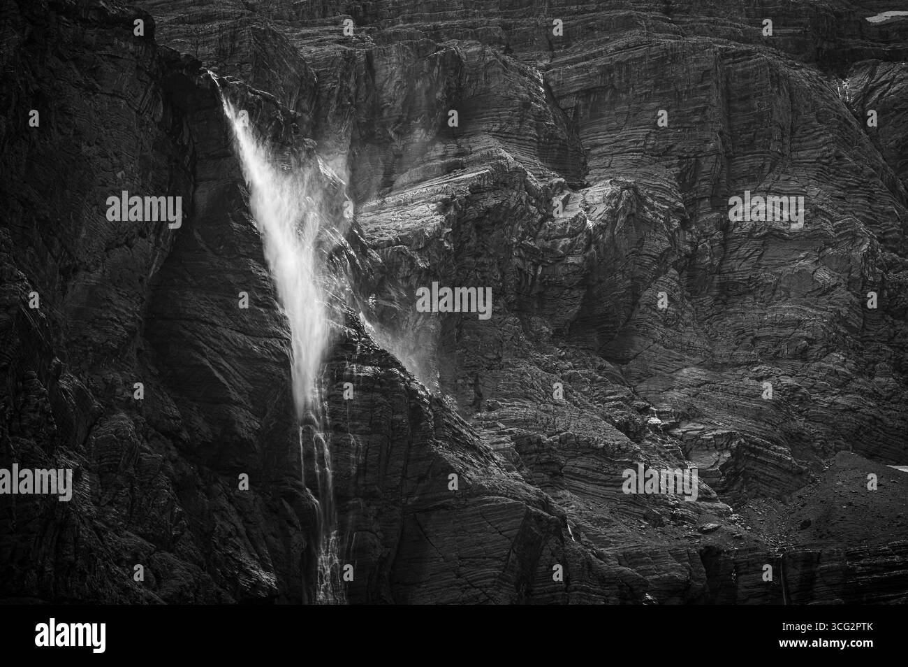 Fließender Wasserfall, der die zerklüfteten Klippen des Cirque de Gavarnie in den Pyrenäen hinabstürzt und an klaren Tagen atemberaubende Naturschönheiten zeigt Stockfoto