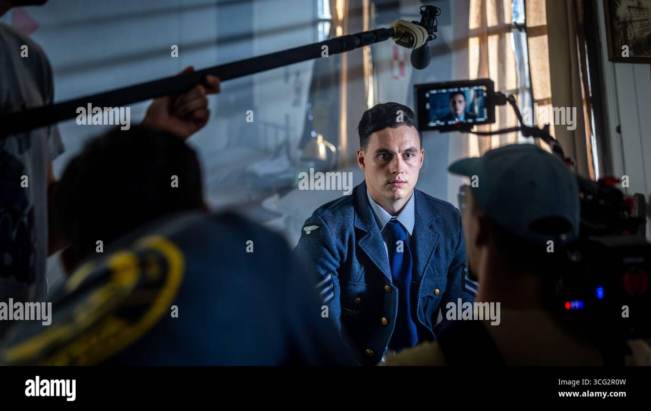 Ostrava, Tschechische Republik. August 2025. Der tschechische Schauspieler Tadeas Moravec, der während der Dreharbeiten zum Dokumentarfilm Osamely vlk (der einsame Wolf), der die Geschichte des tschechoslowakischen RAF-Piloten Josef Frantisek, am 25. August 2025 in Ostrava, Tschechien, zeigt. Quelle: Petr Sznapka/CTK Photo/Alamy Live News Stockfoto