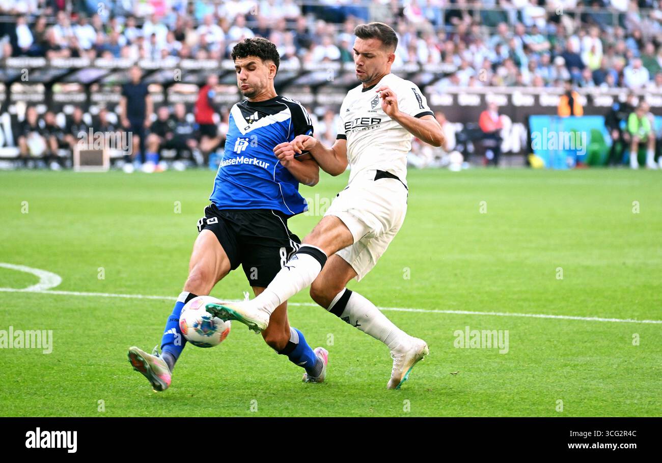 Fussball, Bundesliga, Deutschland, Herren, Saison 2025/2026, 1. Spieltag, Borussia Park Mšnchengladbach, Bor. Mšnchengladbach - Hamburger SV; Kevin Stšger (BMG), Daniel Elfadli (HSV). Aktion Stockfoto