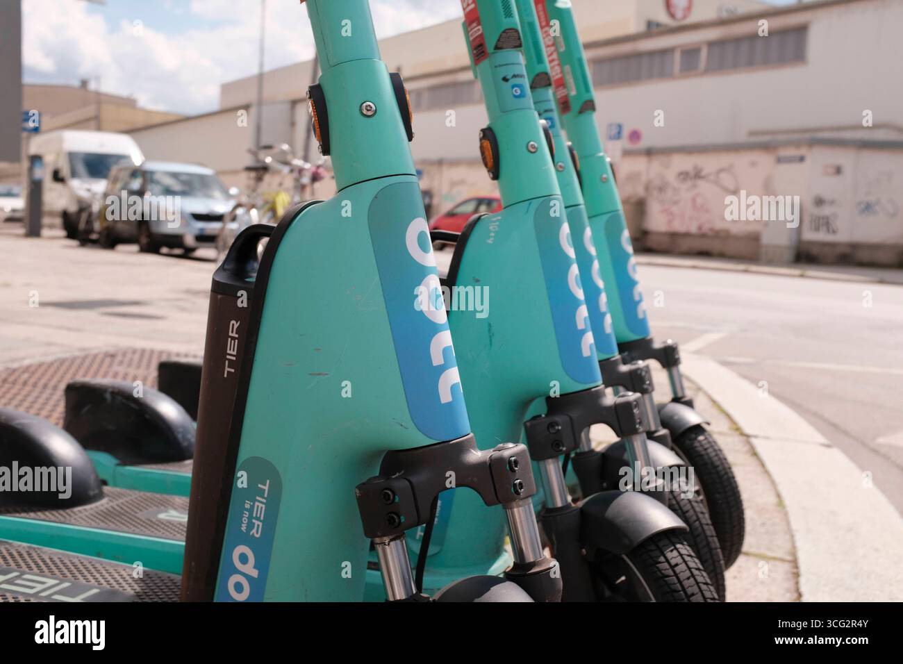 Parkende E-Scooter am Straßenrand Parkende E-Scooter am Straßenrand *** E-Scooter am Straßenrand geparkt E-Scooter am Straßenrand geparkt am Straßenrand Stockfoto