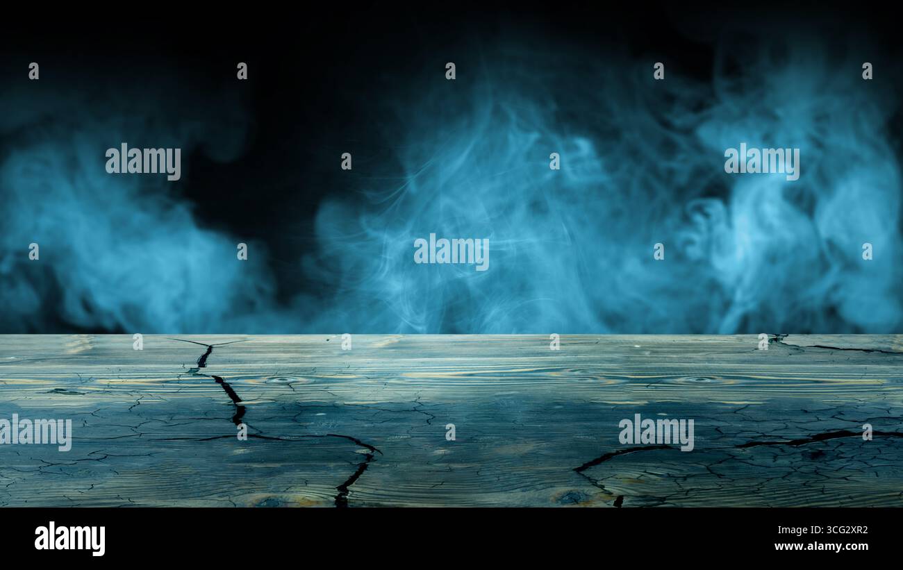 Außenansicht mit schwarzem Hintergrund mit Rauch und Dampf. Dick, dunkel und aufragend vom Boden. Dramatischer Rauch- oder Nebeleffekt. Modell. Kopierbereich. Stockfoto