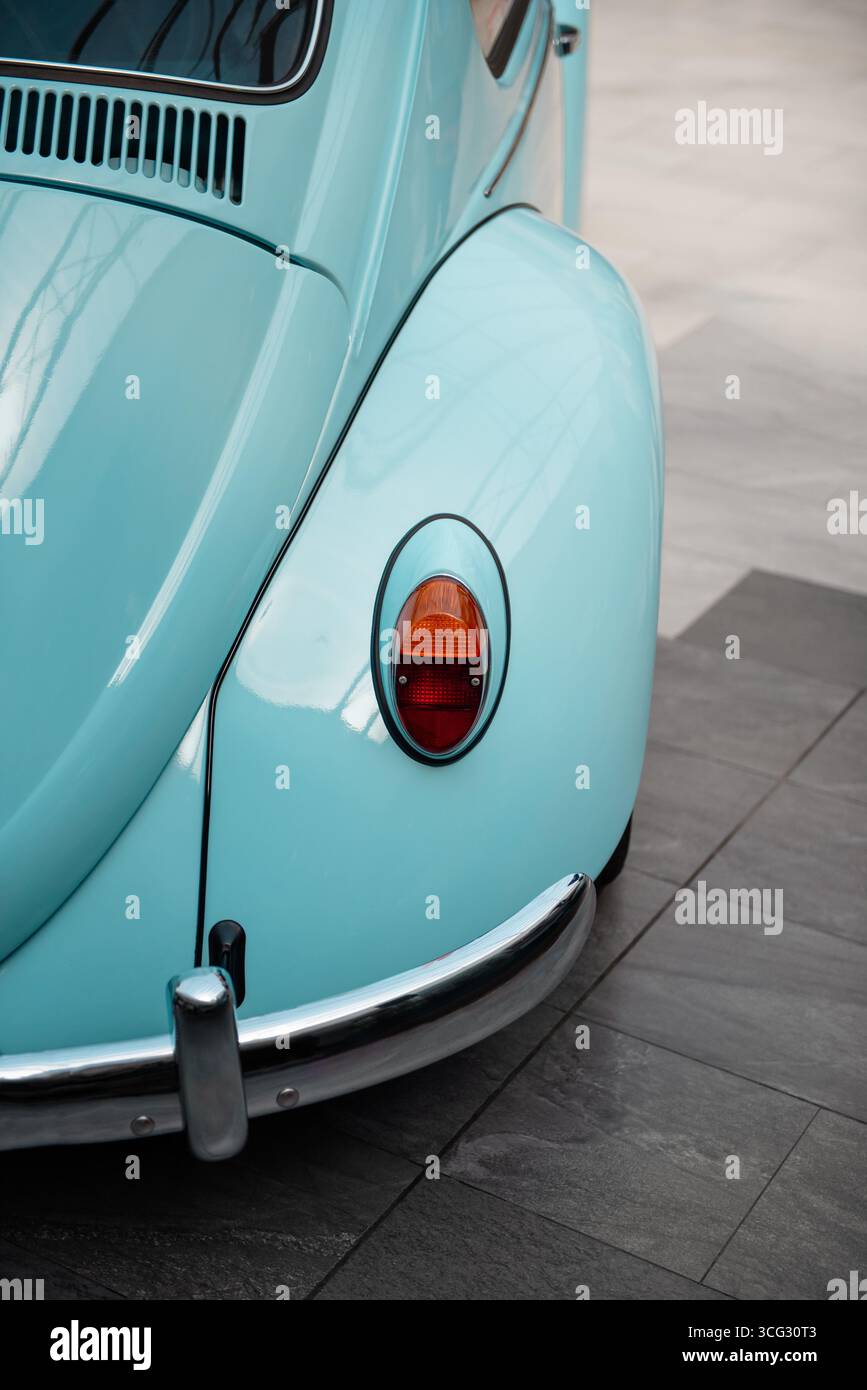 Rücklicht des alten hellblauen Autos - VW-Bug. Nahaufnahme hinten rechts: Klassischer Volkswagen Beetle der 1960er Jahre. Stockfoto