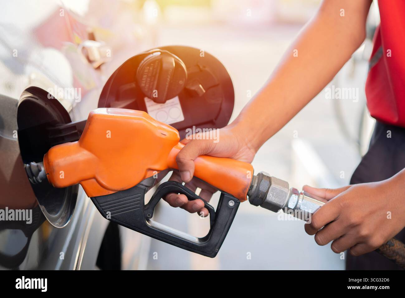 Autotanken an der Tankstelle. Mann befüllt das Auto mit Kraftstoff. Nahaufnahme. Benzin, Diesel wird teurer. Stockfoto