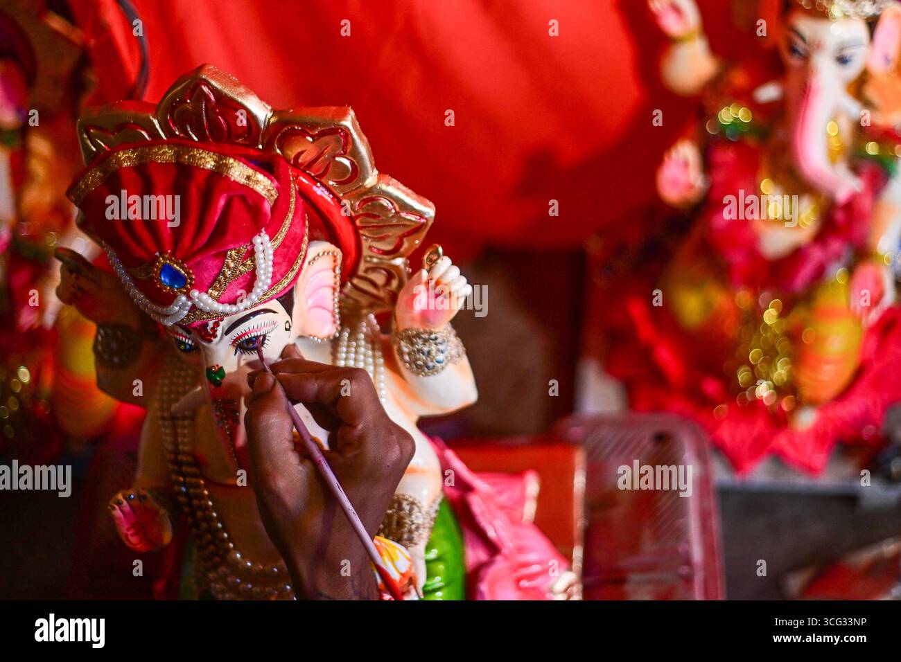 Lalitpur, Nepal. August 2025. Ein Handwerker wendet am 26. August 2025 in Nepal ein Tonidol von Lord Ganesh vor den Ganesh Chaturthi Feiern am 27. August an. Das Festival, das der elefantenköpfigen Gottheit gewidmet ist, symbolisiert Neuanfänge und das Entfernen von Hindernissen und wird mit Gebeten, Opfergaben und farbenfrohen Gemeindefesten gefeiert. (Foto: Safal Prakash Shrestha/NurPhoto)0 Credit: NurPhoto SRL/Alamy Live News Stockfoto