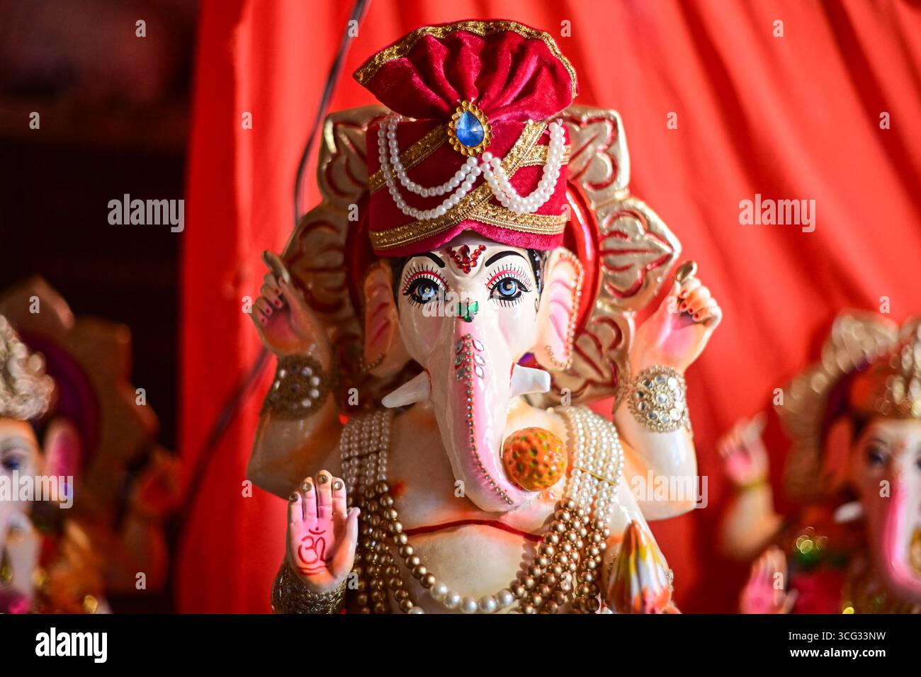 Lalitpur, Nepal. August 2025. Ganesh-Idole werden am 26. August 2025 in Nepal vor dem Ganesh Chaturthi Festival zum Verkauf angeboten. Die Hindufeier markiert die Geburt von Lord Ganesh, dem Wegbereiter von Hindernissen, und wird mit Gebeten, Ritualen und der Installation von aufwendig gefertigten Idolen in Häusern und öffentlichen Räumen beobachtet. (Foto: Safal Prakash Shrestha/NurPhoto)0 Credit: NurPhoto SRL/Alamy Live News Stockfoto