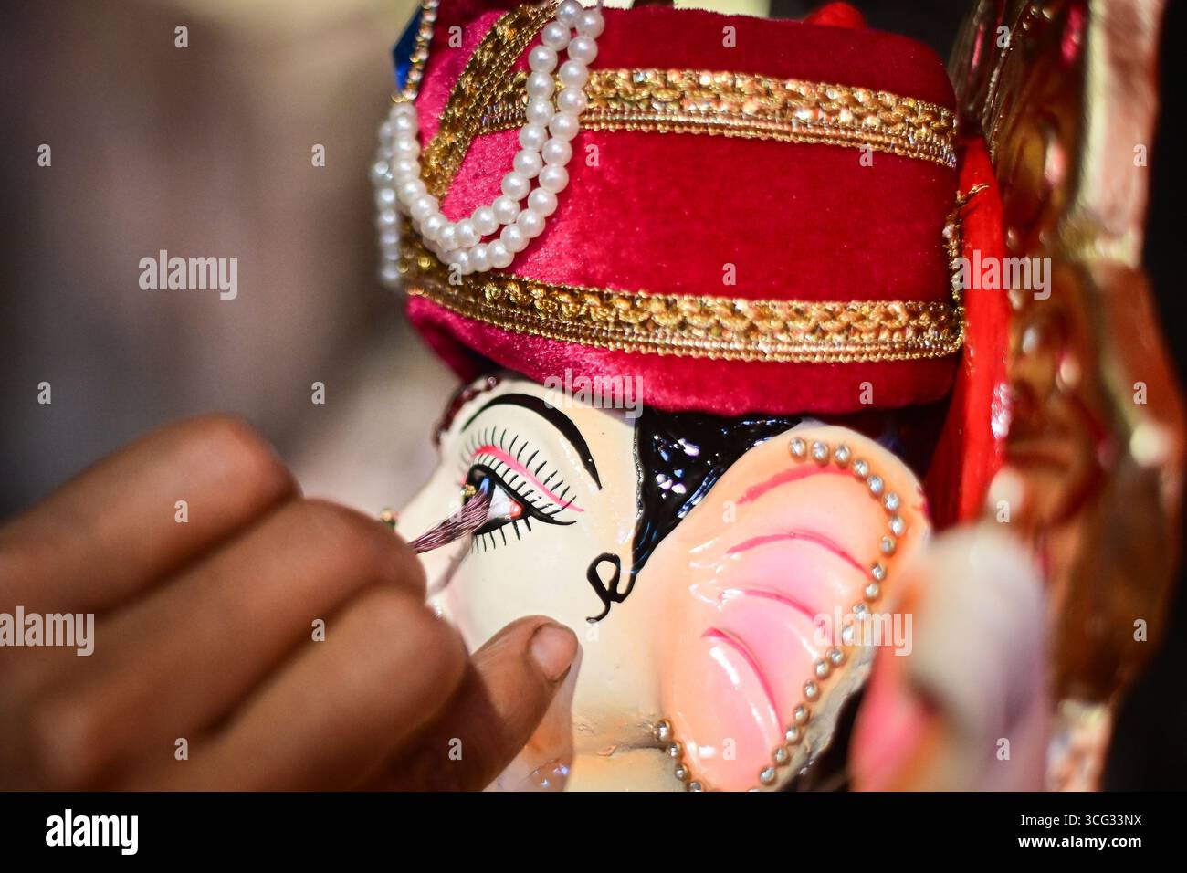 Lalitpur, Nepal. August 2025. Ein Handwerker wendet am 26. August 2025 in Nepal ein Tonidol von Lord Ganesh vor den Ganesh Chaturthi Feiern am 27. August an. Das Festival, das der elefantenköpfigen Gottheit gewidmet ist, symbolisiert Neuanfänge und das Entfernen von Hindernissen und wird mit Gebeten, Opfergaben und farbenfrohen Gemeindefesten gefeiert. (Foto: Safal Prakash Shrestha/NurPhoto)0 Credit: NurPhoto SRL/Alamy Live News Stockfoto